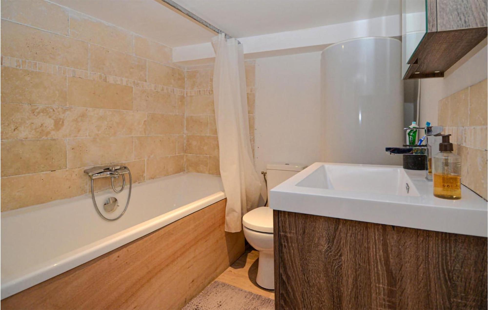 Awesome Apartment In Pujaut With Swimming Pool Екстер'єр фото