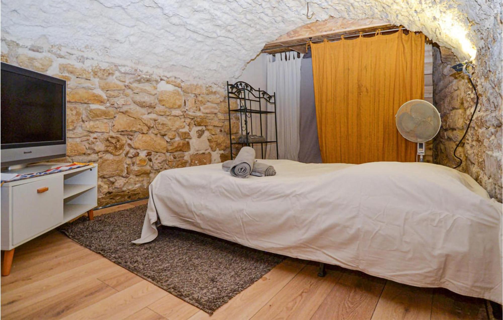 Awesome Apartment In Pujaut With Swimming Pool Екстер'єр фото